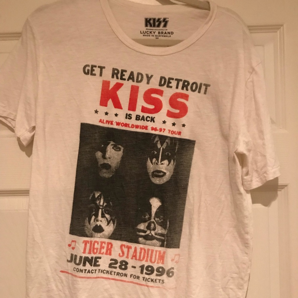 KISS tee